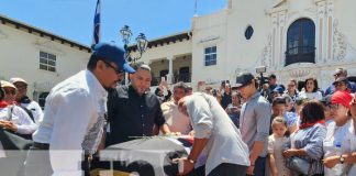 Foto: Gladys Báez es condecorada post mortem /cortesía