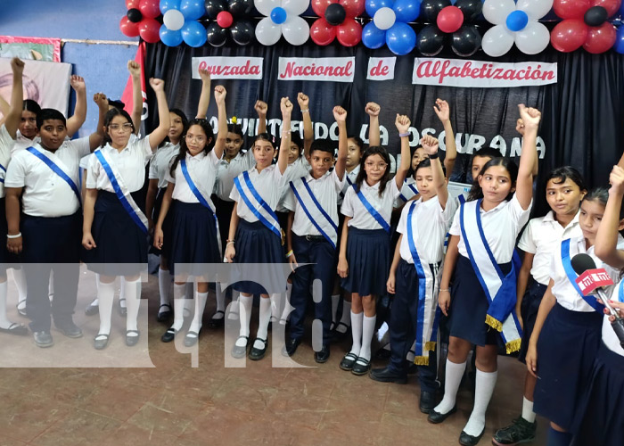 Foto: Homenaje en colegio de Managua para la Cruzada Nacional de Alfabetización / TN8