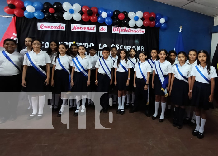 Foto: Homenaje en colegio de Managua para la Cruzada Nacional de Alfabetización / TN8