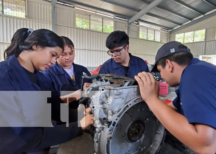 Foto: Mujeres en aprendizaje de mecánica automotriz en Nicaragua / TN8