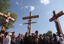 Foto: Caída en plena crucifixión: Abuelo de 84 años cae de una cruz en EE. UU. /Cortesía
