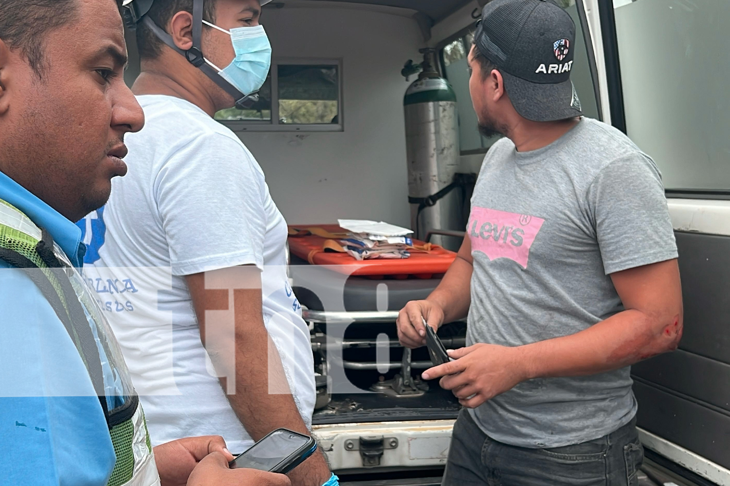Foto:Vecinos salvan a motociclista tras caída y explosión/TN8